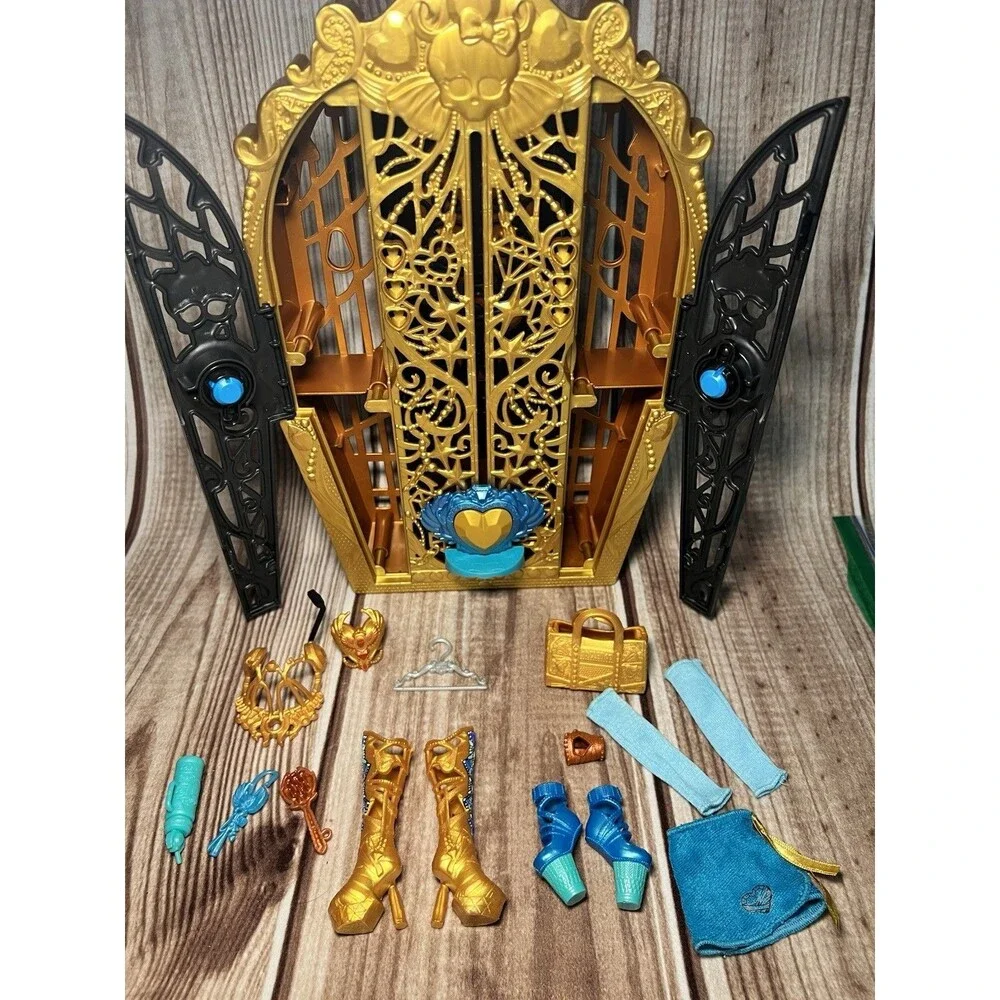 Monster High Skulltimate Secrets Mystery Closet Cleo De nile